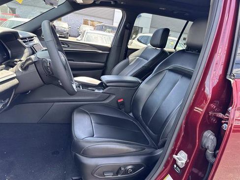 Used 2025 Jeep Grand Cherokee L Limited w/ Black Appearance Package AWD/4WD image 7