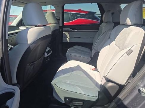 Used 2024 Hyundai Palisade SEL w/ Premium Package FWD image 15