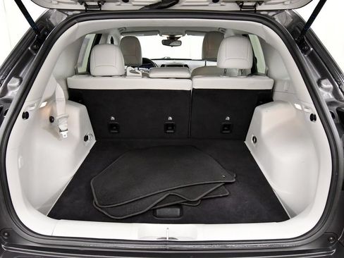 Used 2021 Jeep Cherokee Latitude Lux FWD image 7