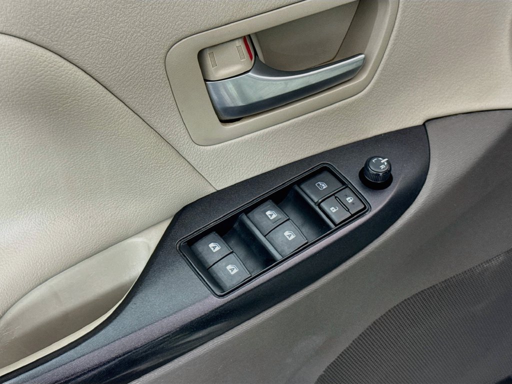 Used 2017 Toyota Sienna LE FWD image 18