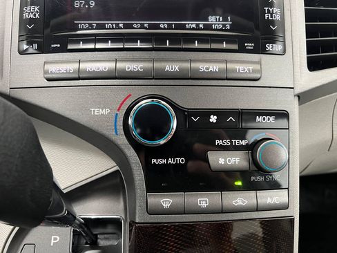 Used 2010 Toyota Venza w/ Convenience Pkg image 18