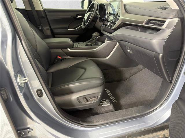 Used 2022 Toyota Highlander XLE FWD image 14