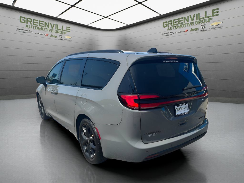 Used 2025 Chrysler Pacifica Limited FWD image 4