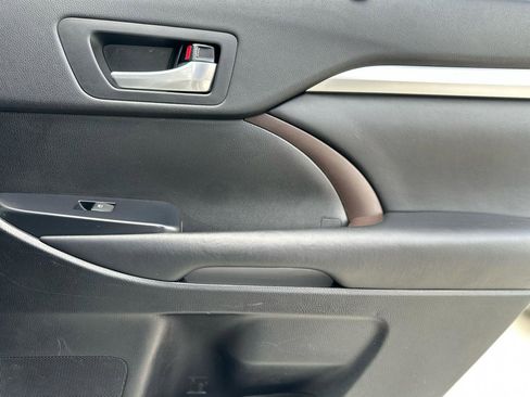Used 2018 Toyota Highlander XLE FWD image 18