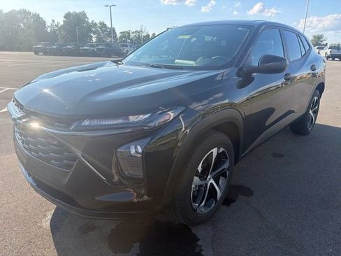 Used 2024 Chevrolet Trax RS w/ Sunroof Package FWD image 2