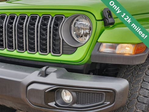 Used 2025 Jeep Gladiator Sport image 9