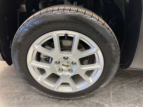 Certified 2022 Jeep Renegade Latitude w/ Convenience Group AWD/4WD image 34