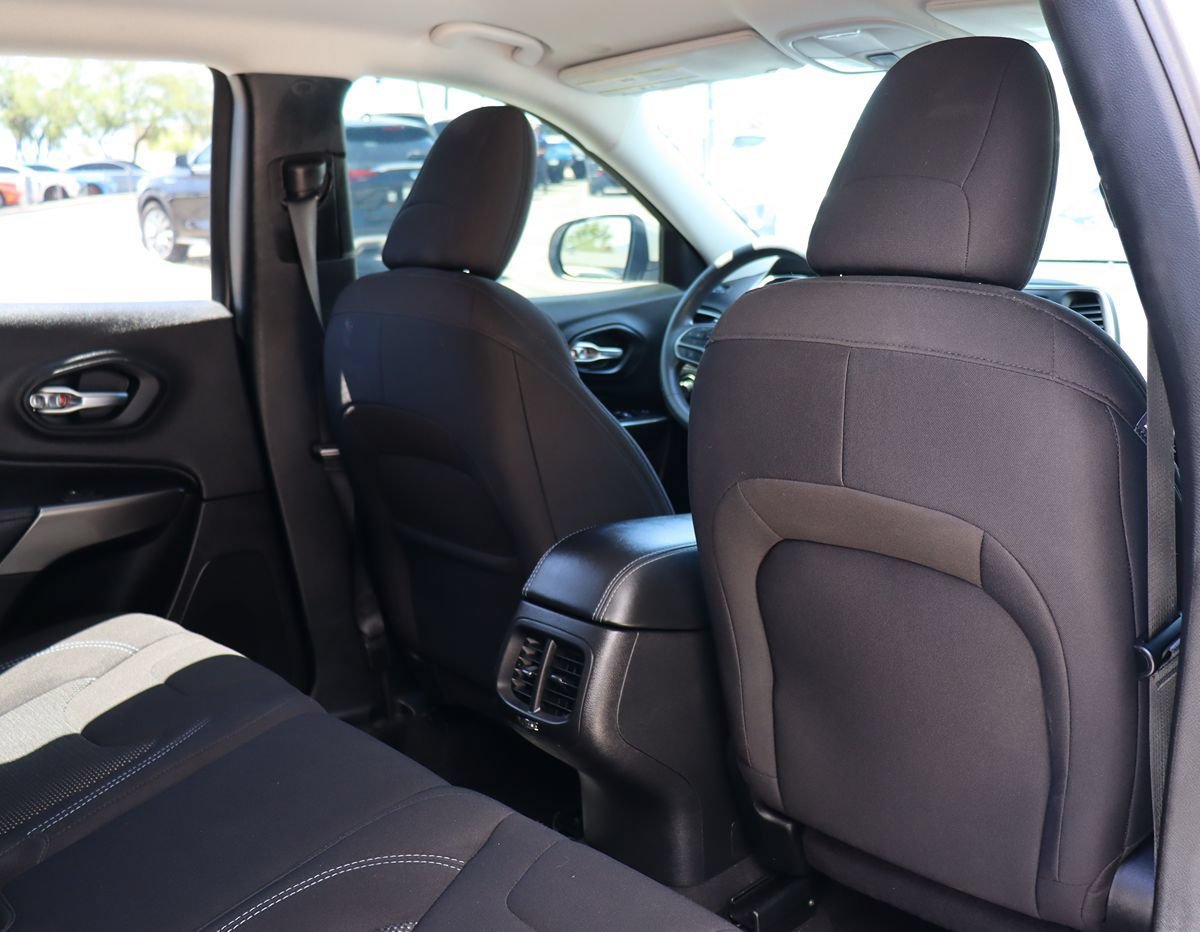 Used 2020 Jeep Cherokee Latitude FWD image 28