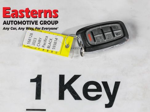 Used 2023 Chrysler Pacifica Touring-L FWD image 24