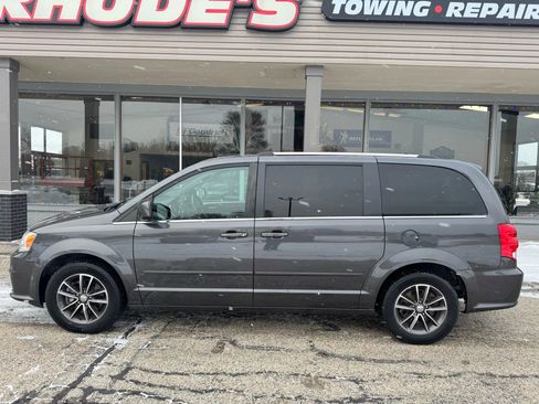 Used 2017 Dodge Grand Caravan SXT FWD image 2