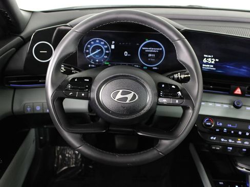 Certified 2025 Hyundai Elantra Limited image 8