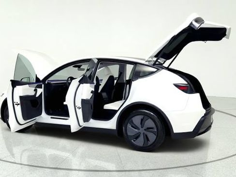 Used 2026 Tesla Model Y AWD image 15