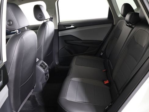 Used 2023 Volkswagen Taos SE w/ Panoramic Sunroof Package image 36