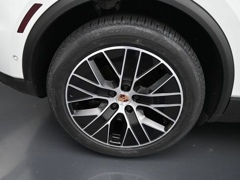 Certified 2025 Porsche Macan Electric RWD image 9