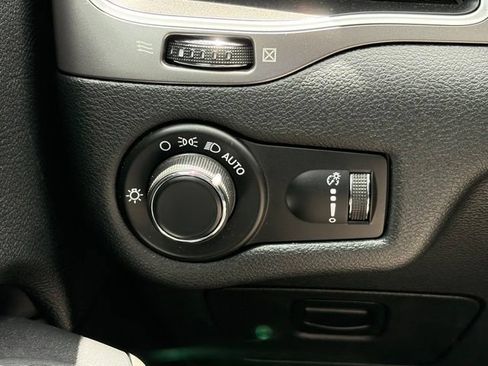 Used 2020 Jeep Cherokee Latitude FWD image 19