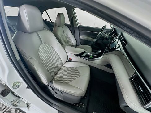 Used 2020 Toyota Camry SE w/ Convenience Package FWD image 29