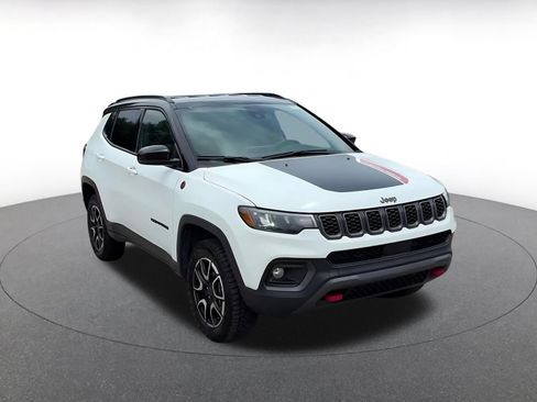 Used 2025 Jeep Compass Trailhawk AWD/4WD image 3