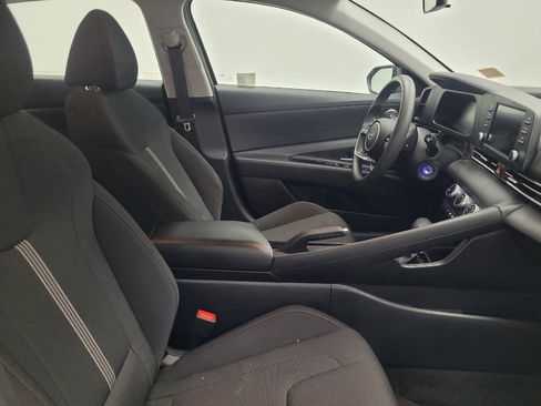 Used 2025 Hyundai Elantra SE FWD image 21