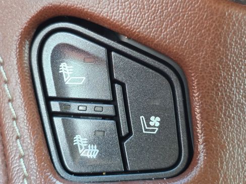 Used 2018 Chevrolet Suburban Premier AWD/4WD image 12