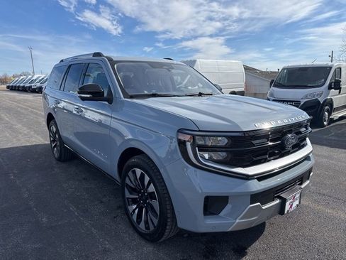 Used 2025 Ford Expedition Platinum w/ Driver's Package image 17
