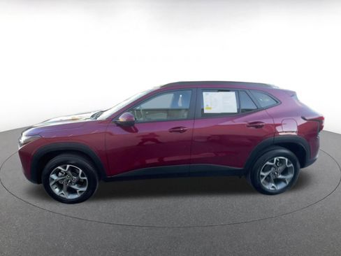 Used 2025 Chevrolet Trax LT w/ LT Convenience Package image 9