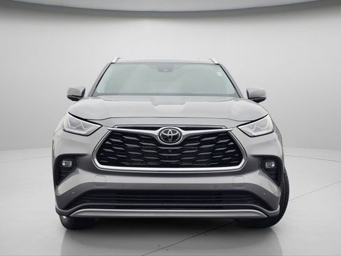 Used 2025 Toyota Highlander Limited image 3