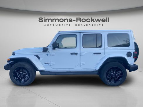 Used 2025 Jeep Wrangler Sahara image 8