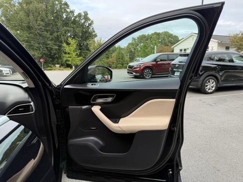 Used 2019 Jaguar F-PACE Premium image 25