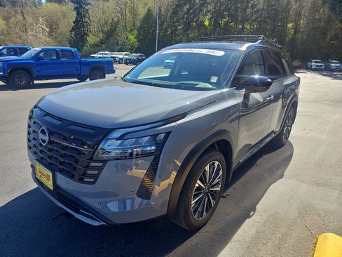 Used 2026 Nissan Pathfinder Platinum image 1