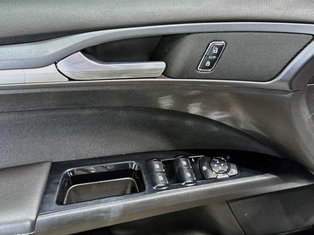 Used 2016 Ford Fusion SE FWD image 16