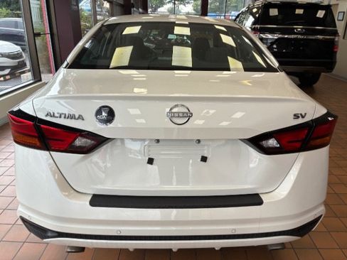 Used 2024 Nissan Altima 2.5 SV FWD image 13
