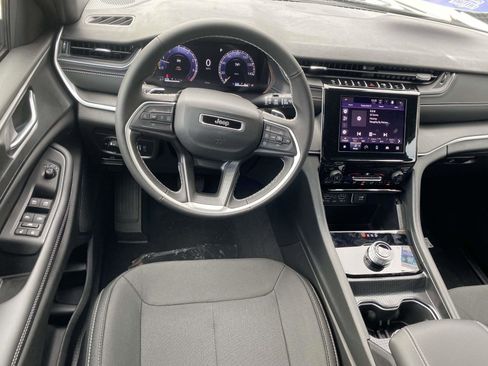 New 2025 Jeep Grand Cherokee Laredo image 11