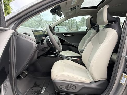 Used 2024 Kia Niro EX Touring FWD image 11