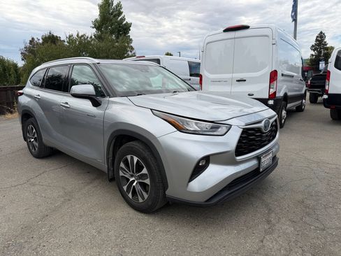 Used 2020 Toyota Highlander XLE AWD/4WD image 7