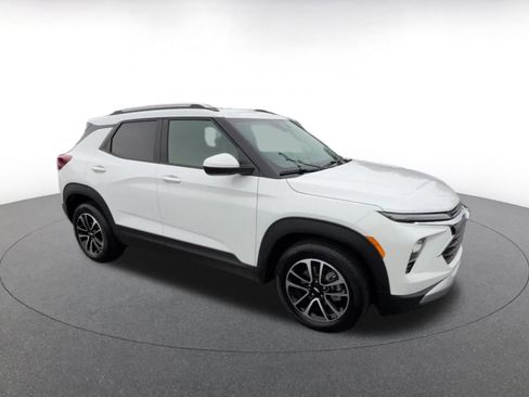 Used 2025 Chevrolet TrailBlazer LT image 2