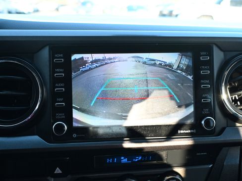 Used 2021 Toyota Tacoma TRD Sport w/ Technology Package image 28