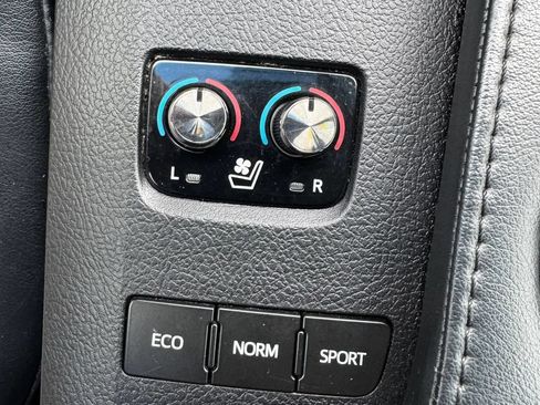 Used 2013 Toyota Avalon Limited w/ Technology Pkg FWD image 31