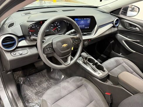 Used 2025 Chevrolet Trax LS image 19