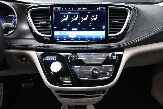 Used 2024 Chrysler Pacifica Limited FWD image 4