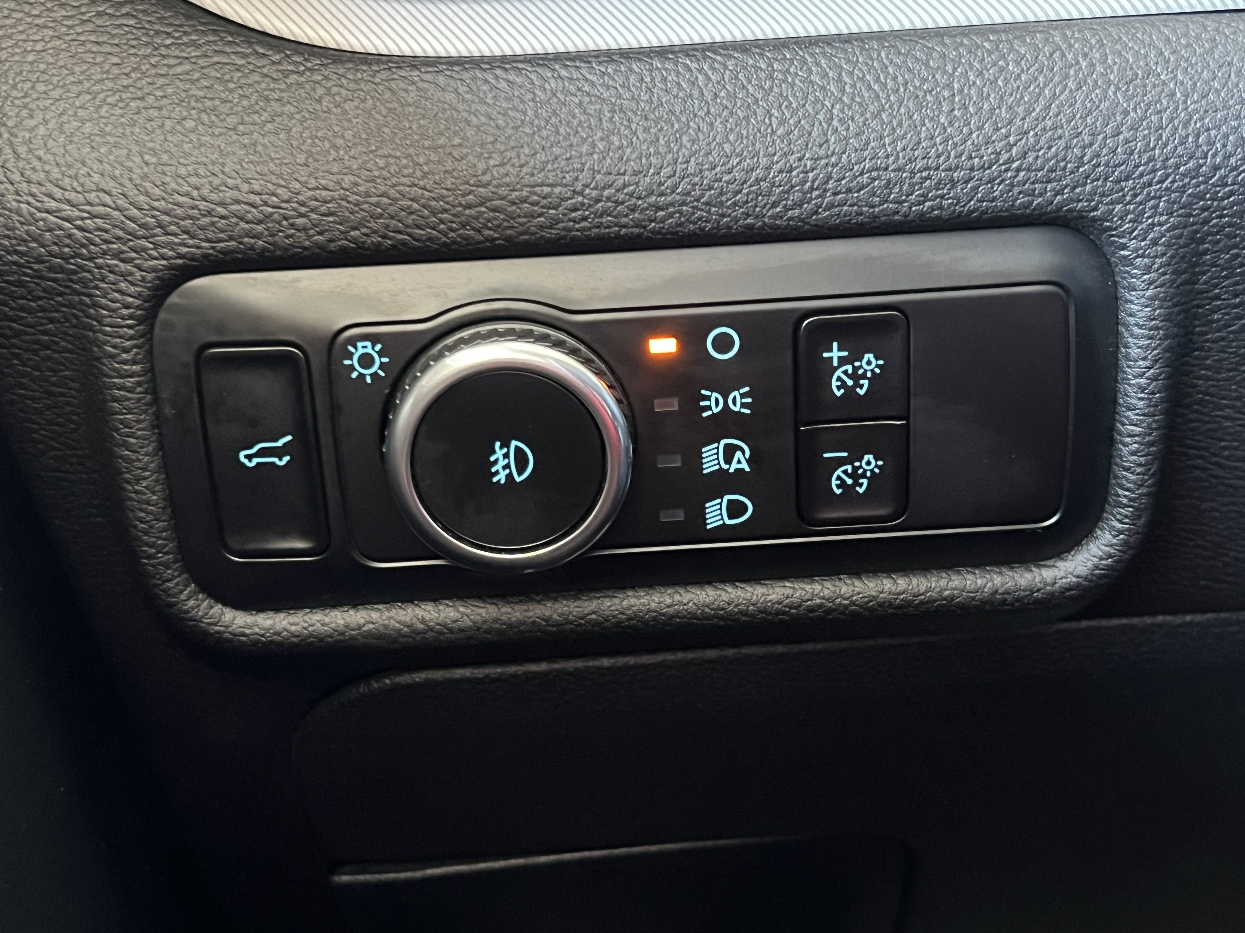 Used 2023 Ford Explorer XLT w/ Equipment Group 202A AWD/4WD image 37