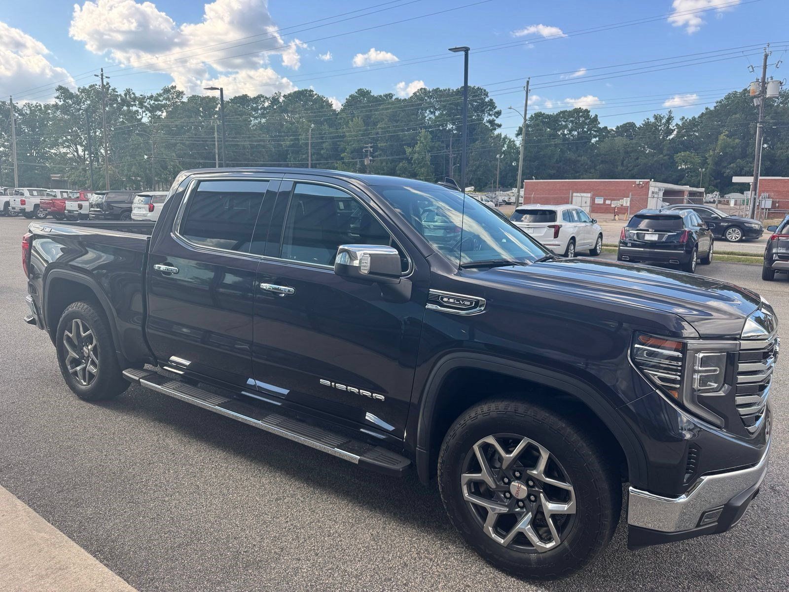 Used 2023 GMC Sierra 1500 SLT w/ SLT Premium Package AWD/4WD image 5