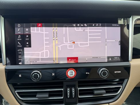 Certified 2025 Porsche Macan AWD/4WD image 28