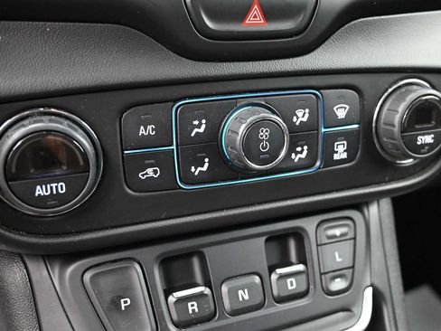 Used 2020 GMC Terrain SLE w/ Driver Convenience Package AWD/4WD image 12