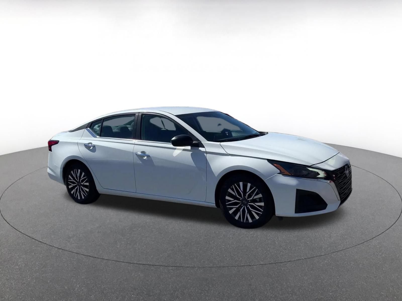 Used 2025 Nissan Altima 2.5 SV FWD image 2