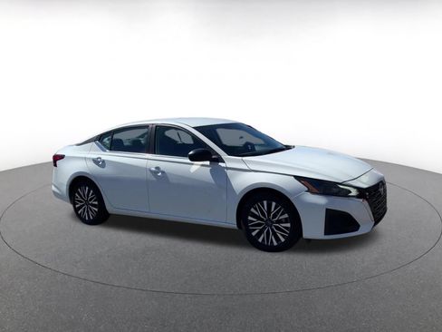 Used 2025 Nissan Altima 2.5 SV FWD image 2