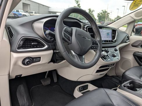 Used 2023 Chrysler Pacifica Touring-L FWD image 10