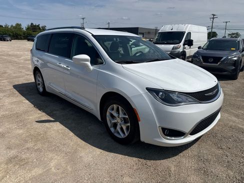 Used 2018 Chrysler Pacifica Touring-L w/ Tire & Wheel Group FWD image 4