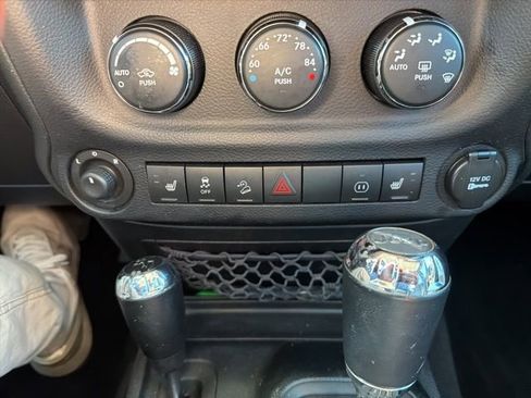 Used 2012 Jeep Wrangler Unlimited Sahara image 27