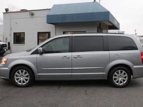 Used 2015 Chrysler Town & Country Touring image 3