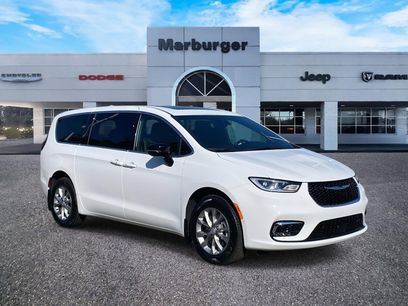 New 2026 Chrysler Pacifica Select